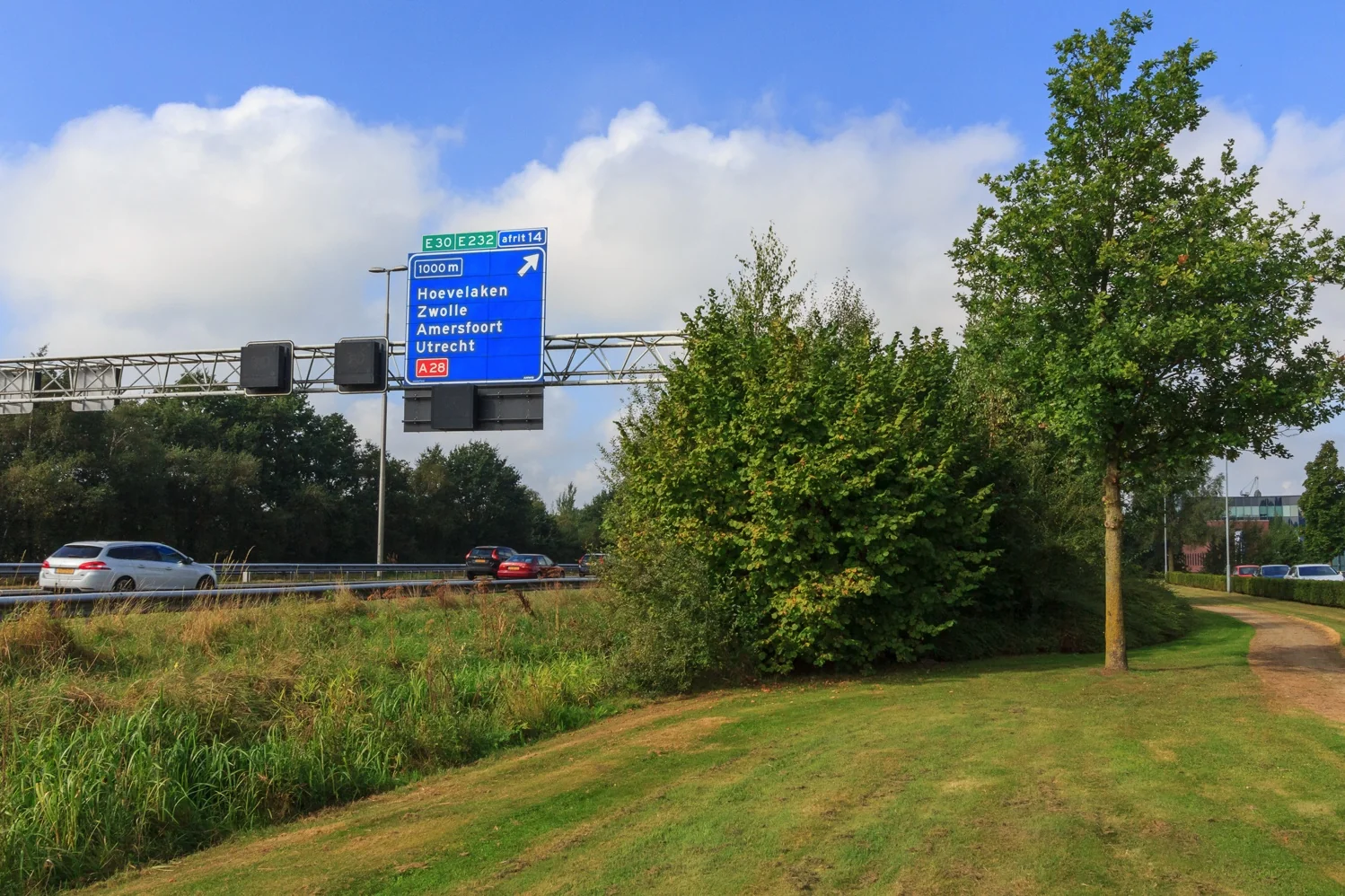 Verkeersbord boven snelweg A28 bij afrit 14 richting Hoevelaken, Zwolle, Amersfoort en Utrecht.